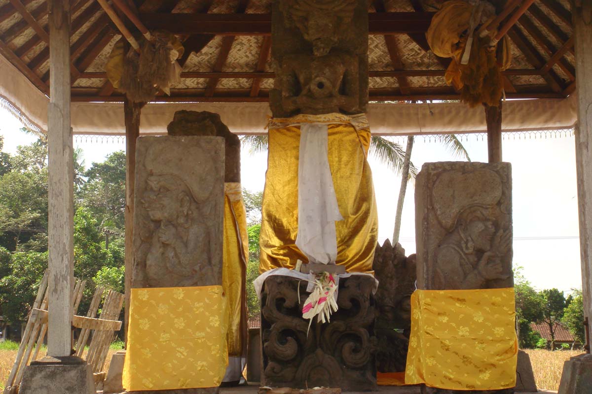 Pura Arjuna Metapa is located in the middle of a picturesque
rice paddy.  Its structure resembl