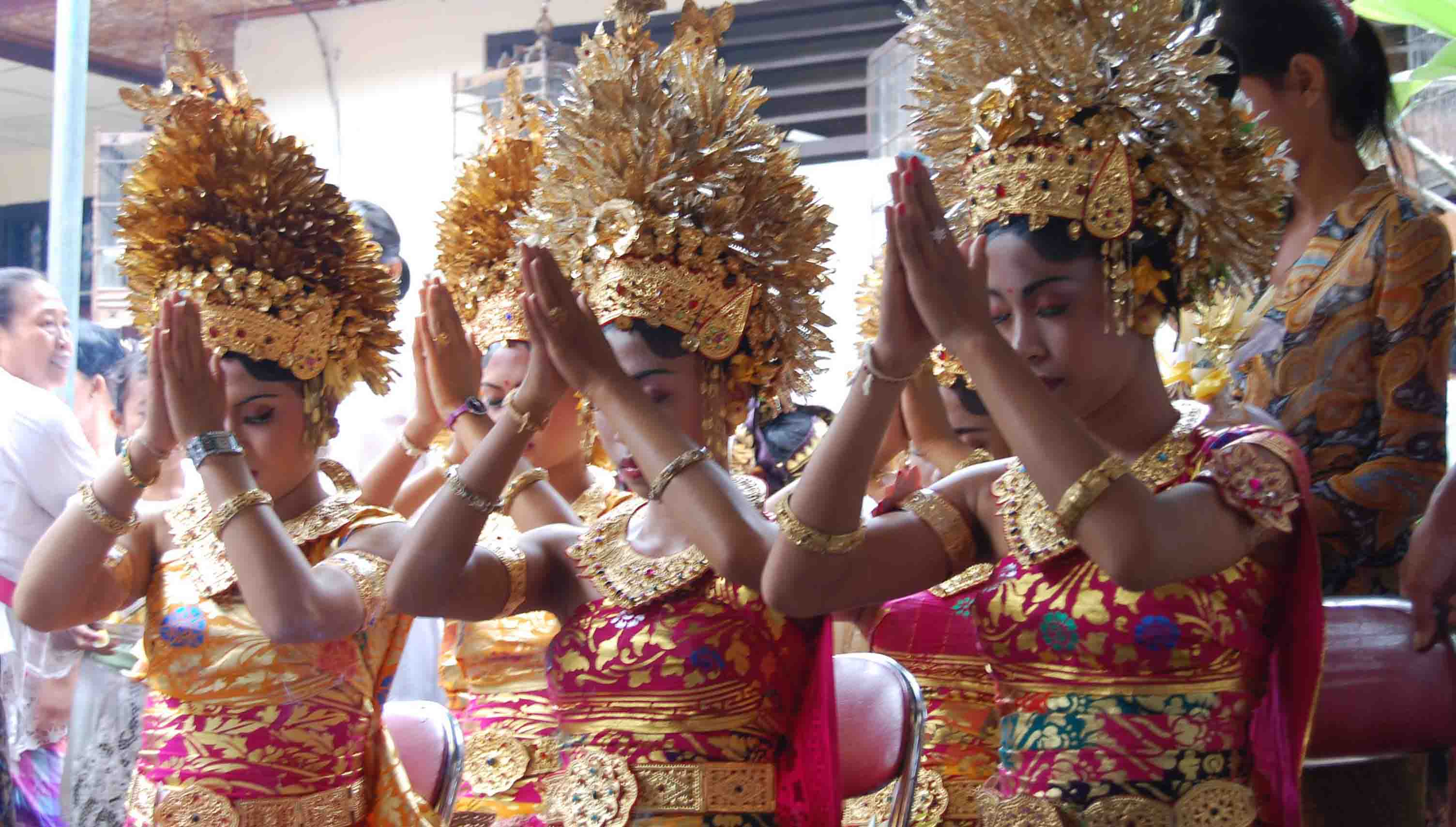 
The important tooth filling
ceremony known as Metatah,marks the
transition from puberty to adultho