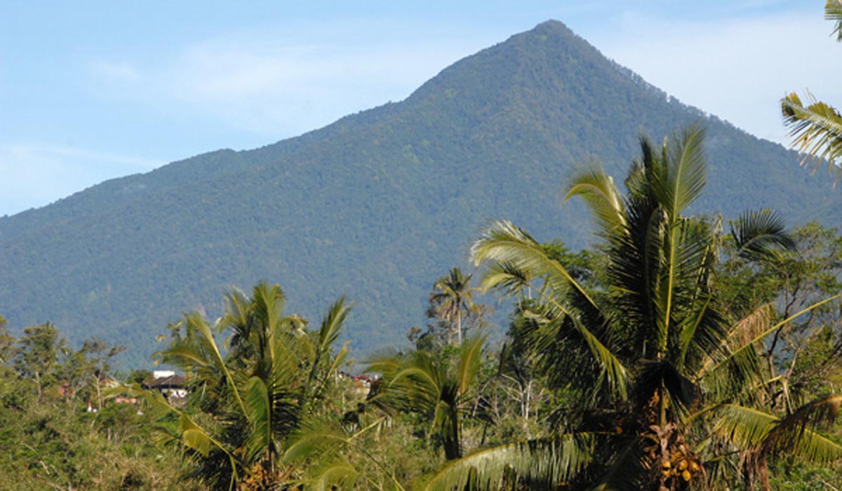 Gunung Batukaru (meaning Coconut Shell Rock)
situated in Bali?s Tabanan Regency is rightly tou