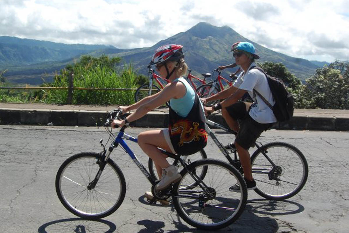 
One of the best ways to explore the idyllic rice terraces and
little hamlets around the artistic t