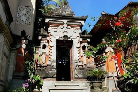 Gunung Merta  Bungalows is a 
collection of 8 unique guest rooms set within a traditional Balinese 

