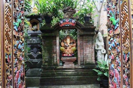 Alamanda Accommodation is a 5-minute drive to Ubud’s famous Monkey 
Forest and features guest 