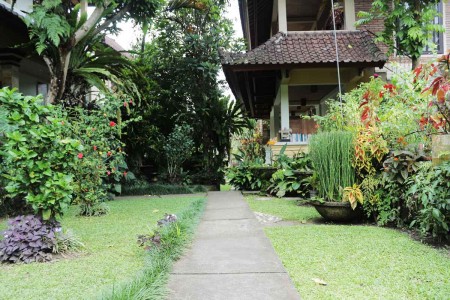 Centrally located in Ubud, Ben's Homestay offers simply furnished 
guest accommodation with free Wi-