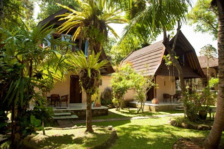 Centrally located in Ubud, Pondok Bambu Homestay is a convenient 
5-minute walk the popular Ubud Art